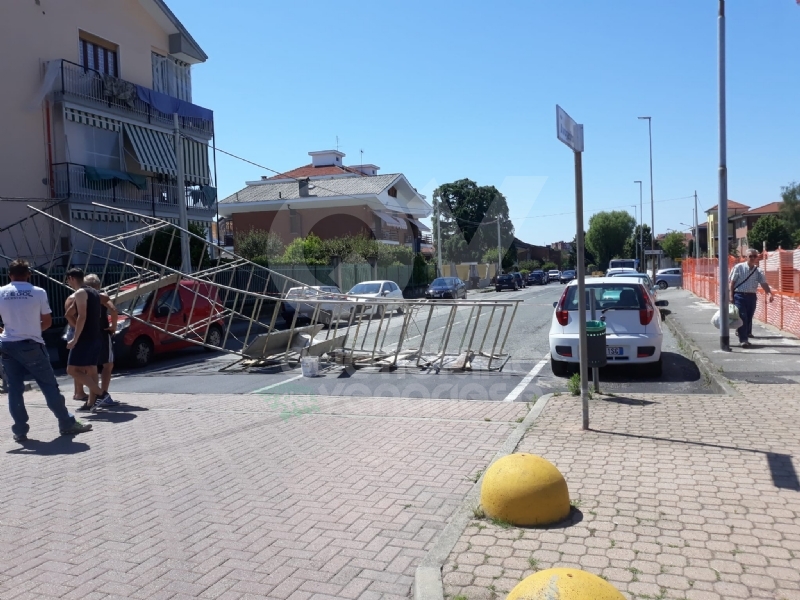 MAPPANO - Spavento in via Avogadro: crolla all'improvviso un ponteggio