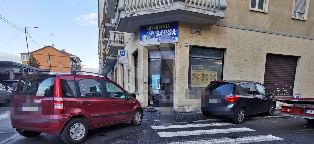 INCIDENTE A VENARIA - Scontro tra due auto all'incrocio tra via D'Annunzio e via Iv Novembre - FOTO