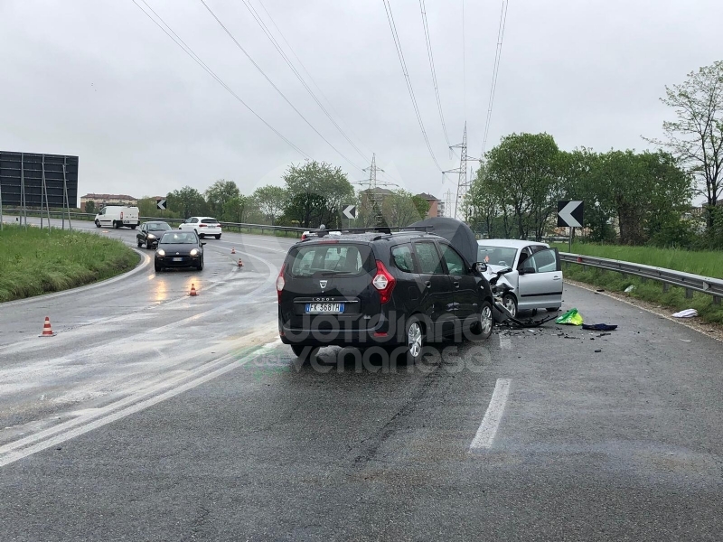 VENARIA - Frontale allo svincolo della tangenziale: due auto coinvolte, due feriti