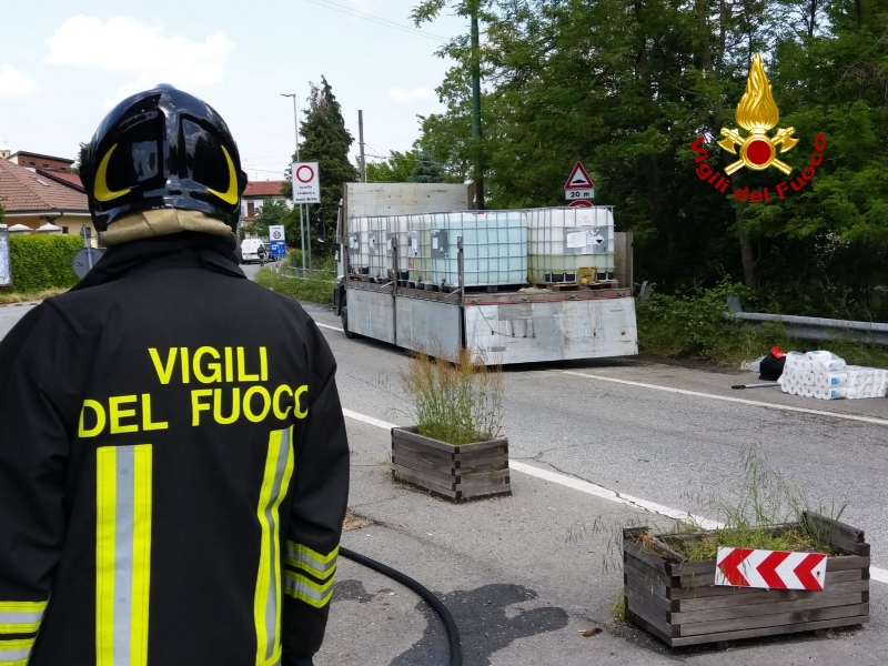 VENARIA - Camion perde il carico: situazione tornata alla normalità in via Stefanat