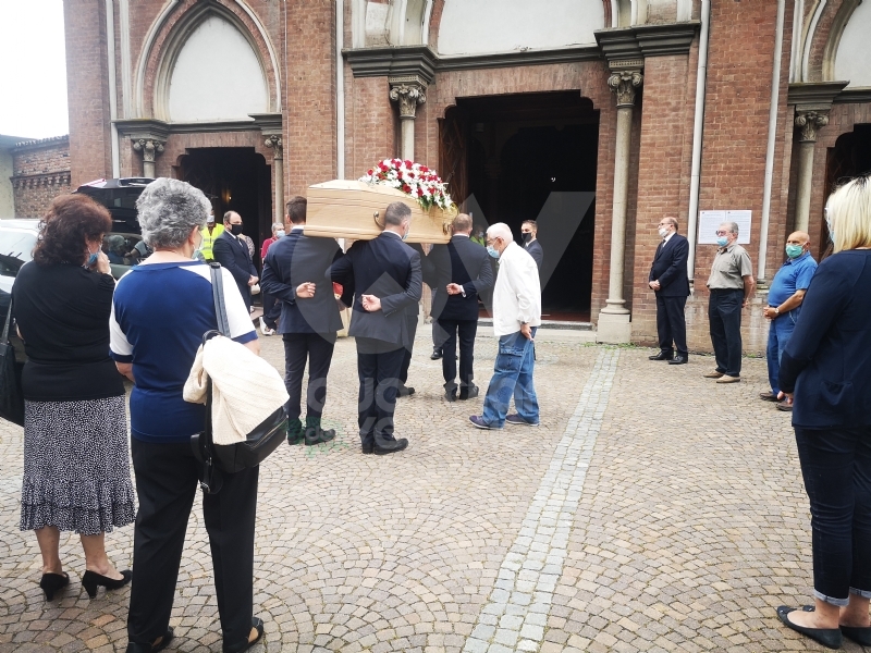 VENARIA - Tanti amici nella chiesa di Altessano per «l'ultima tappa» di Giuseppe Cainero