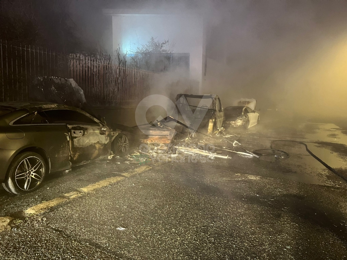 INCENDIO A BORGARO - Bruciate due Mercedes e un camper in via Raffaello - FOTO