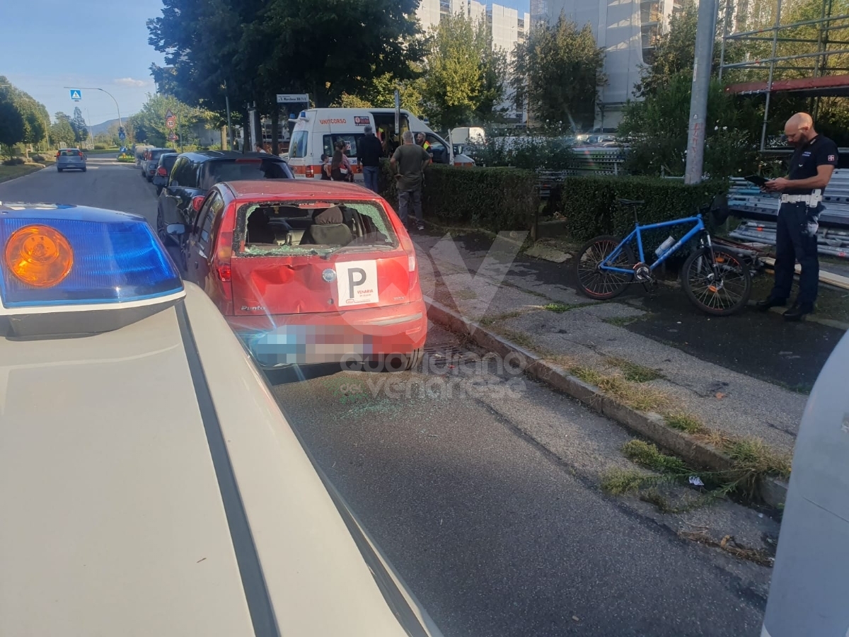 INCIDENTE A VENARIA - Perde il controllo della bicicletta e finisce contro un'auto: ferito - FOTO