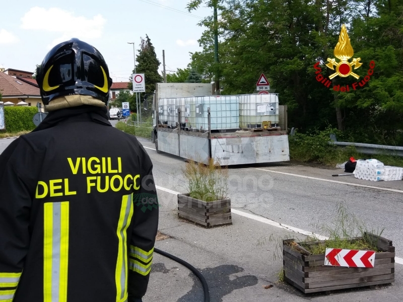 VENARIA - Camion perde il carico di sale di sodio: traffico in tilt nelle vie Stefanat e Cavallo
