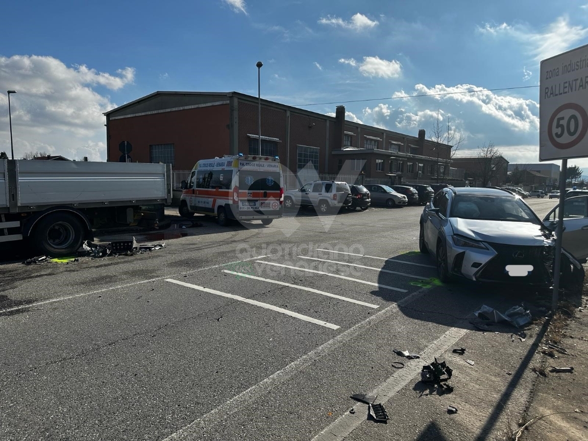 ALPIGNANO - Auto contro camion nella zona industriale: ferita una donna - FOTO