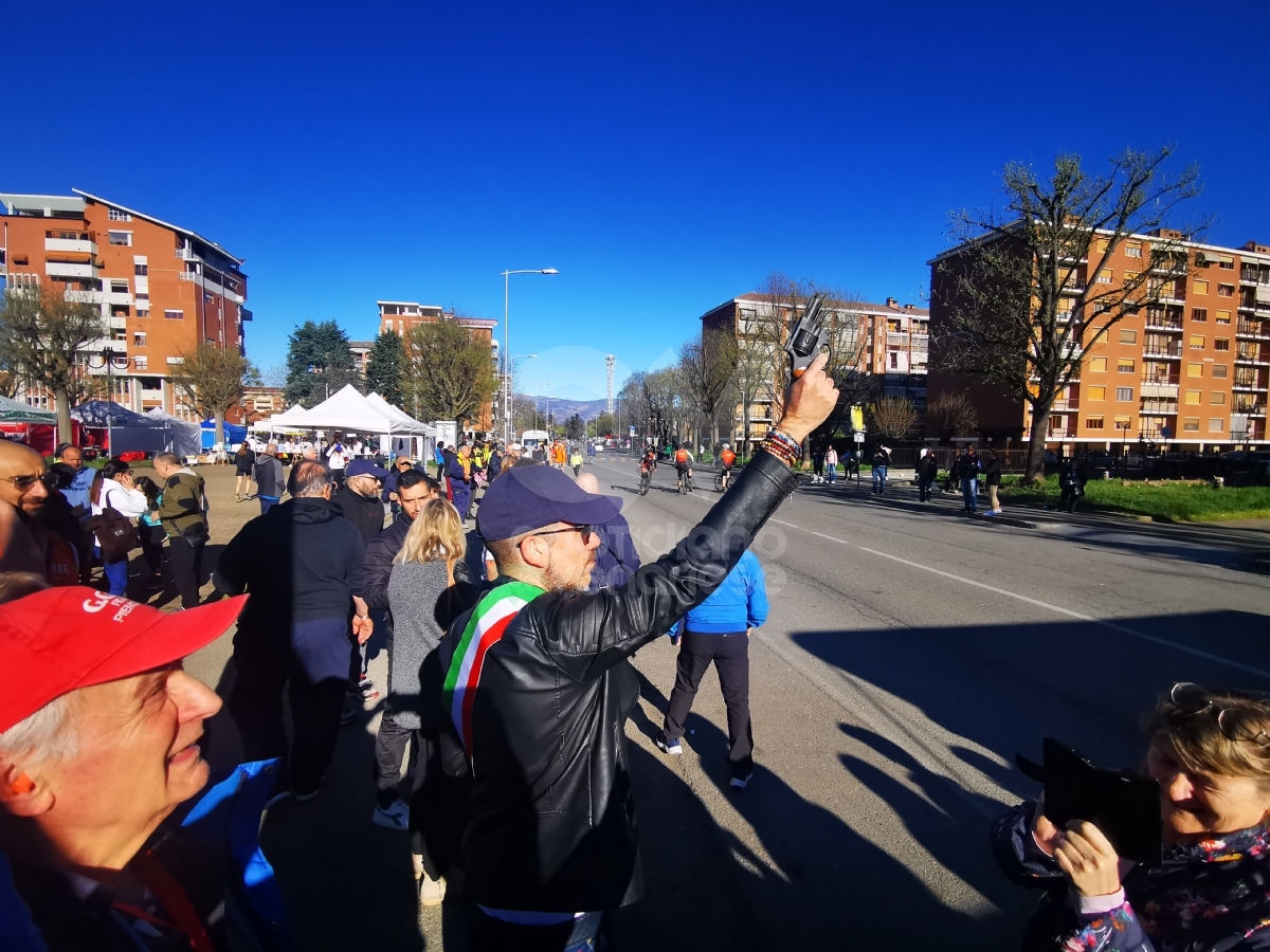 VENARIA - Una marea di gente per la «StraVenaria» e la «21 Reale» - FOTO E VIDEO