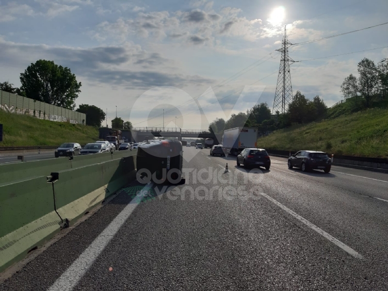VENARIA-BORGARO - Perde il controllo dell'auto e si ribalta in tangenziale: disagi al traffico