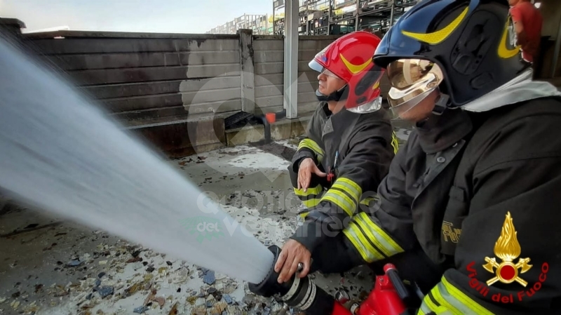 INCENDIO A SETTIMO - A fuoco una ditta, colonna di fumo visibile anche dalla tangenziale FOTO