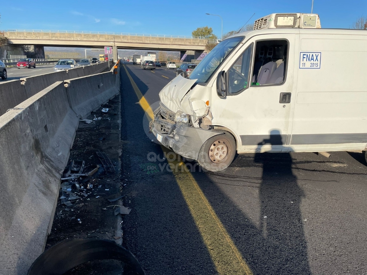 INCIDENTE IN TANGENZIALE A RIVOLI - Furgone intraversato: due persone ferite - FOTO