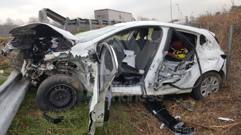 CASELLE-BORGARO - Paura in tangenziale: scontro fra due auto, una finisce fuori strada. Due feriti