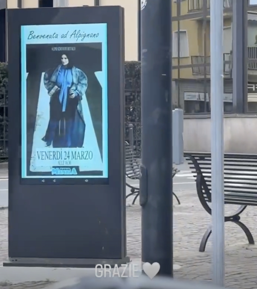 ALPIGNANO - Via Philips invasa di fans per l'arrivo a «Radio Manila» di Laura Pausini - FOTO