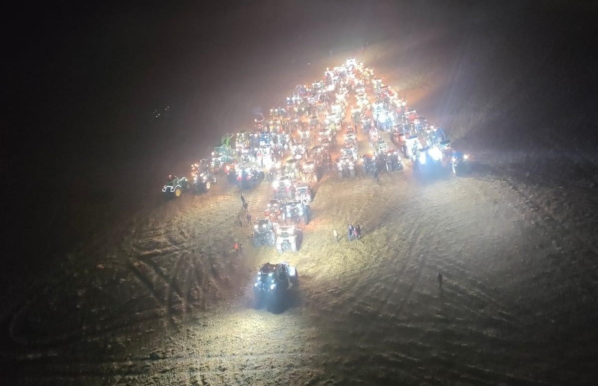 RIVOLI - Vicino all'ospedale un albero di Natale speciale: fatto con quasi 100 trattori - FOTO