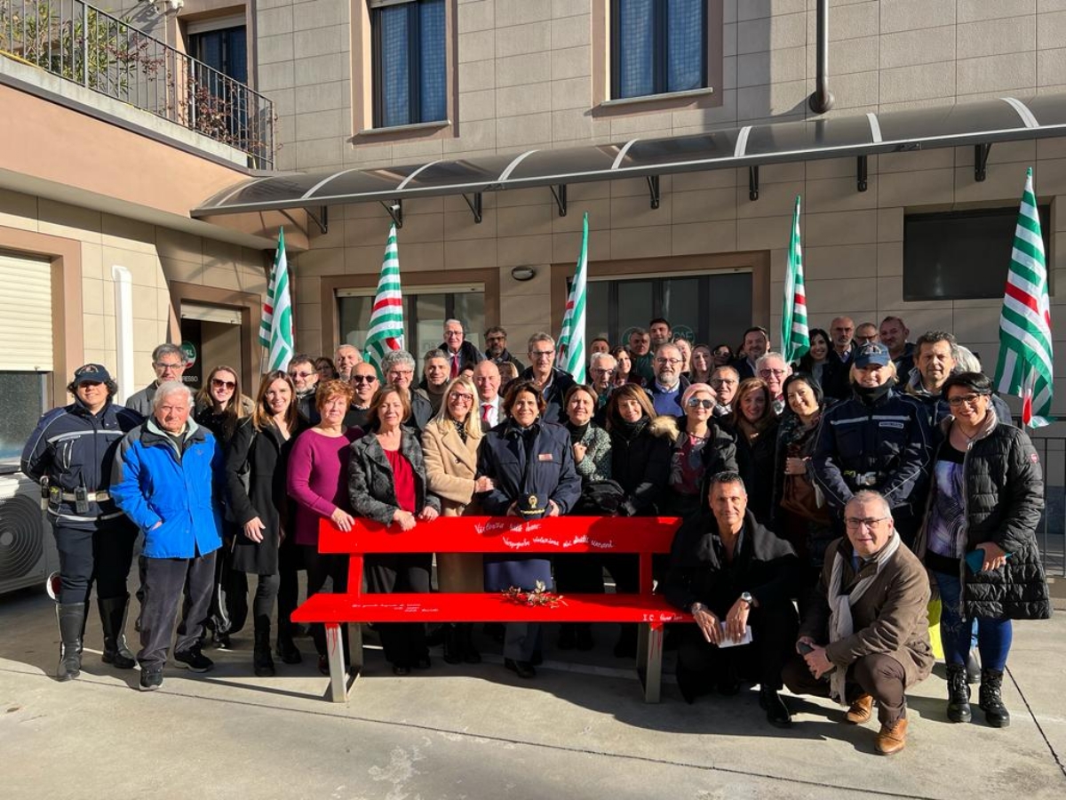 RIVOLI - Taglio del nastro della «panchina rossa» alla Cisl di Cascine Vica - FOTO
