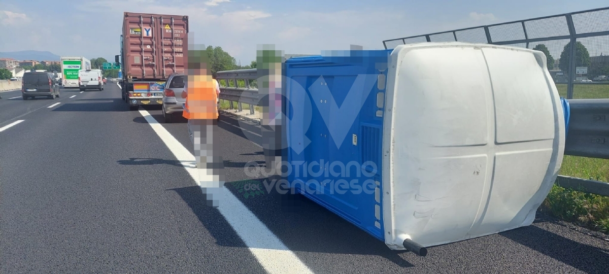 INCIDENTE IN TANGENZIALE A RIVOLI - Camion perde un bagno chimico e colpisce un'auto e furgone: donna ferita - FOTO