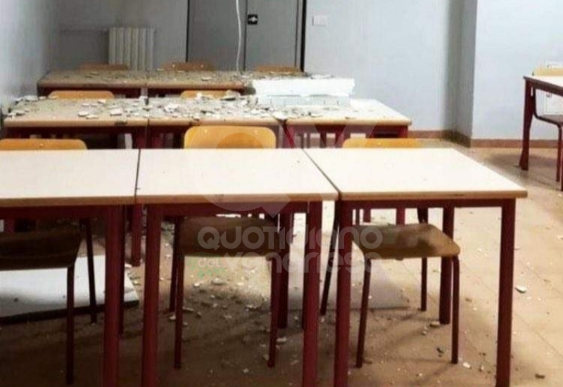 COLLEGNO - Crolla una porzione di controsoffitto al liceo Curie
