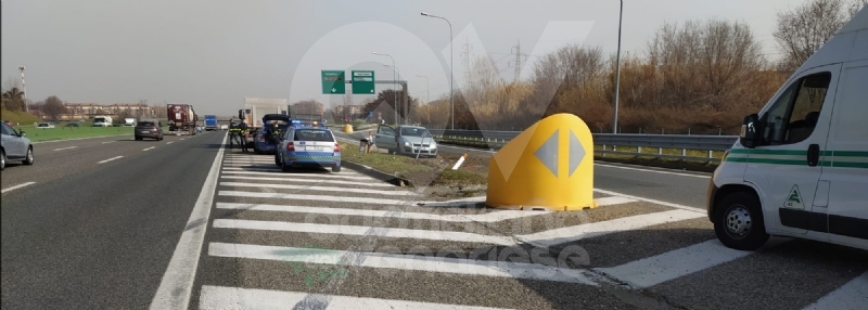 VENARIA - Cerca di evitare il camion e finisce contro la banchina: autista miracolosamente illeso