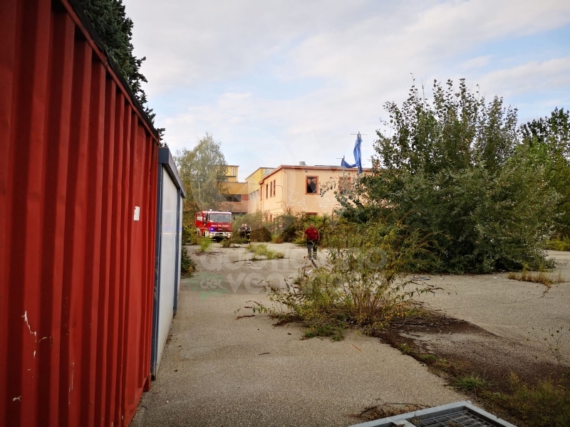 BORGARO - Incendio nel vecchio magazzino di Scarpe e Scarpe - FOTO