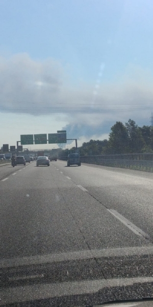 INCENDIO A SETTIMO - A fuoco una ditta, colonna di fumo visibile anche dalla tangenziale FOTO