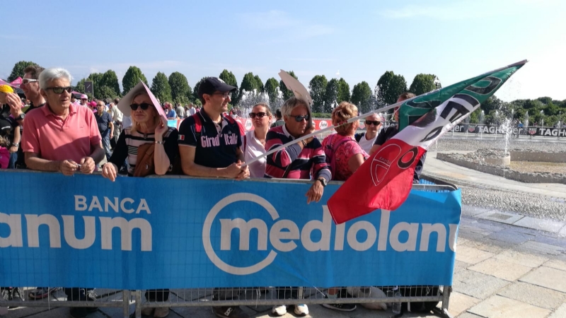 GIRO D'ITALIA A VENARIA - Grande folla per la carovana del Giro - FOTO