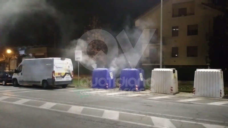 BORGARO - A fuoco due bidoni della raccolta differenziata: indagini in corso - FOTO