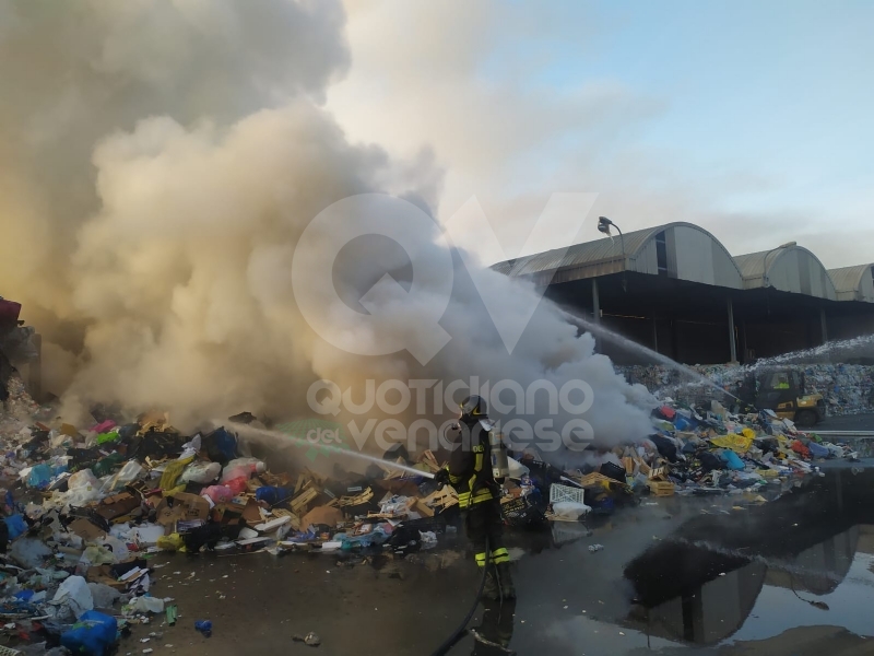 SAVONERA - A fuoco rifiuti plastici all'interno della ex Publirec: ennesimo episodio