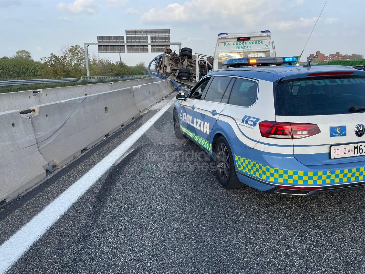 INCIDENTE IN TANGENZIALE A RIVOLI - Autocarro si ribalta e finisce sui jersey: conducente ferito - FOTO