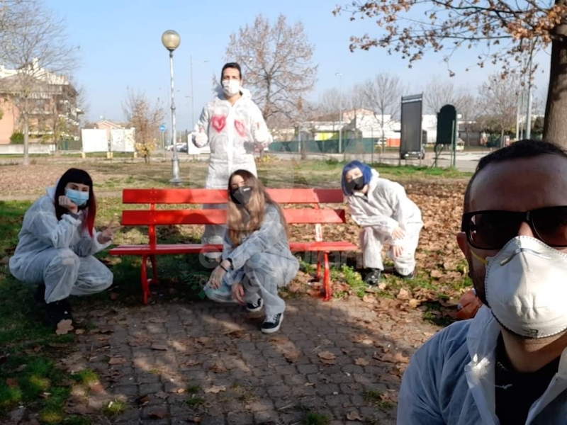 VENARIA - Sei panchine rosse per dire «NO» alla violenza sulle donne: dipinte dalla Factory