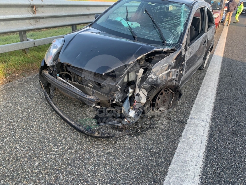 RIVOLI - Auto si ribalta dopo lo scontro con un tir in tangenziale: una persona ferita - FOTO