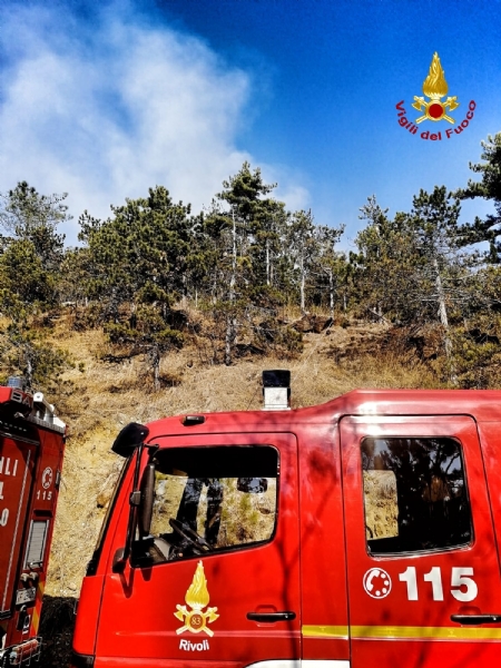 VAL DELLA TORRE - Incendio in Borgata Moschette: pompieri ancora a lavoro