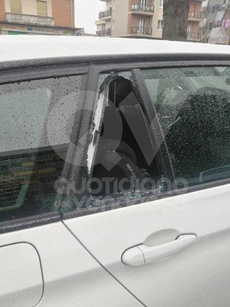 ZONA OVEST - Ladri e vandali d'auto in azione: presa di mira anche la macchina di un disabile