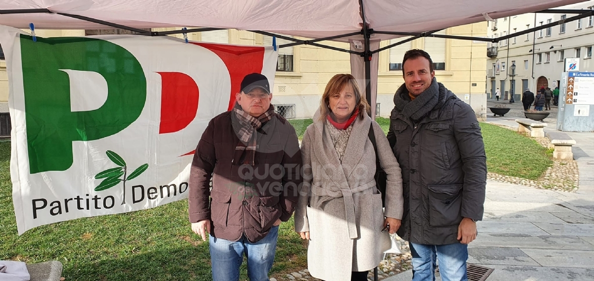VENARIA - Panchine rosse, flash-mob, municipio «in rosso», dibattiti: le iniziative per dire «no» alla violenza contro le donne - FOTO