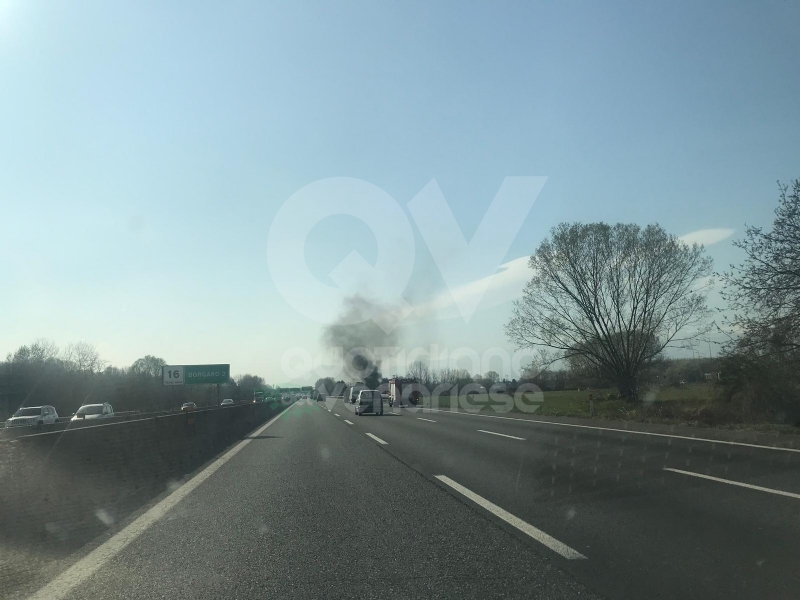 TORINO-BORGARO - Tir prende improvvisamente fuoco in tangenziale