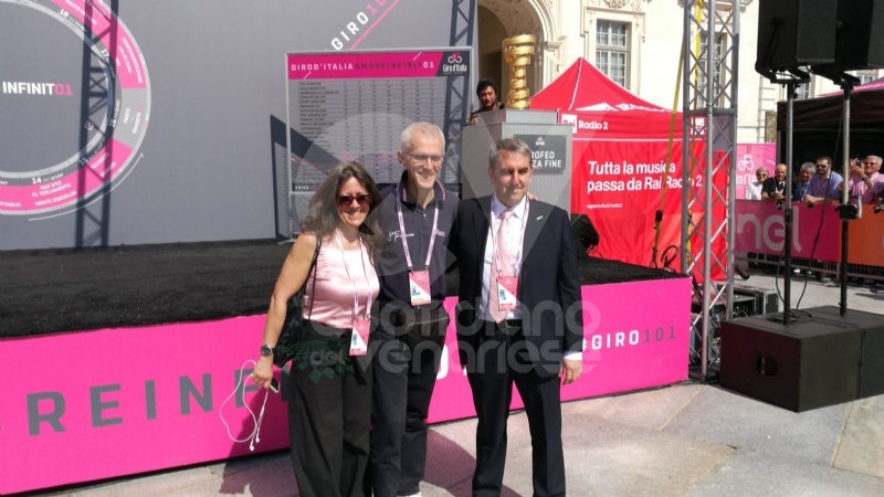 GIRO D'ITALIA A VENARIA - Grande folla per la carovana del Giro - FOTO