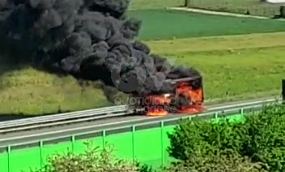 INCIDENTE TRA VENARIA E SAVONERA - Camion a fuoco in tangenziale: fumo visibile a distanza - FOTO