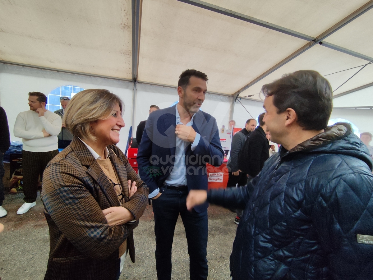 VENARIA - Il campione della Juventus e della Nazionale Gigi Buffon in cittá per l'inaugurazione di una azienda - FOTO