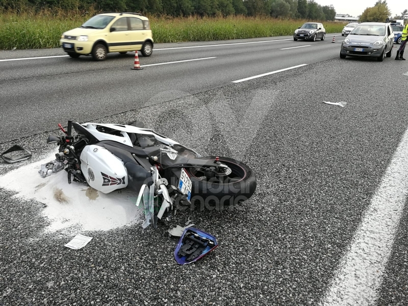 COLLEGNO - Caos in tangenziale. Scontro auto-moto: due persone ferite