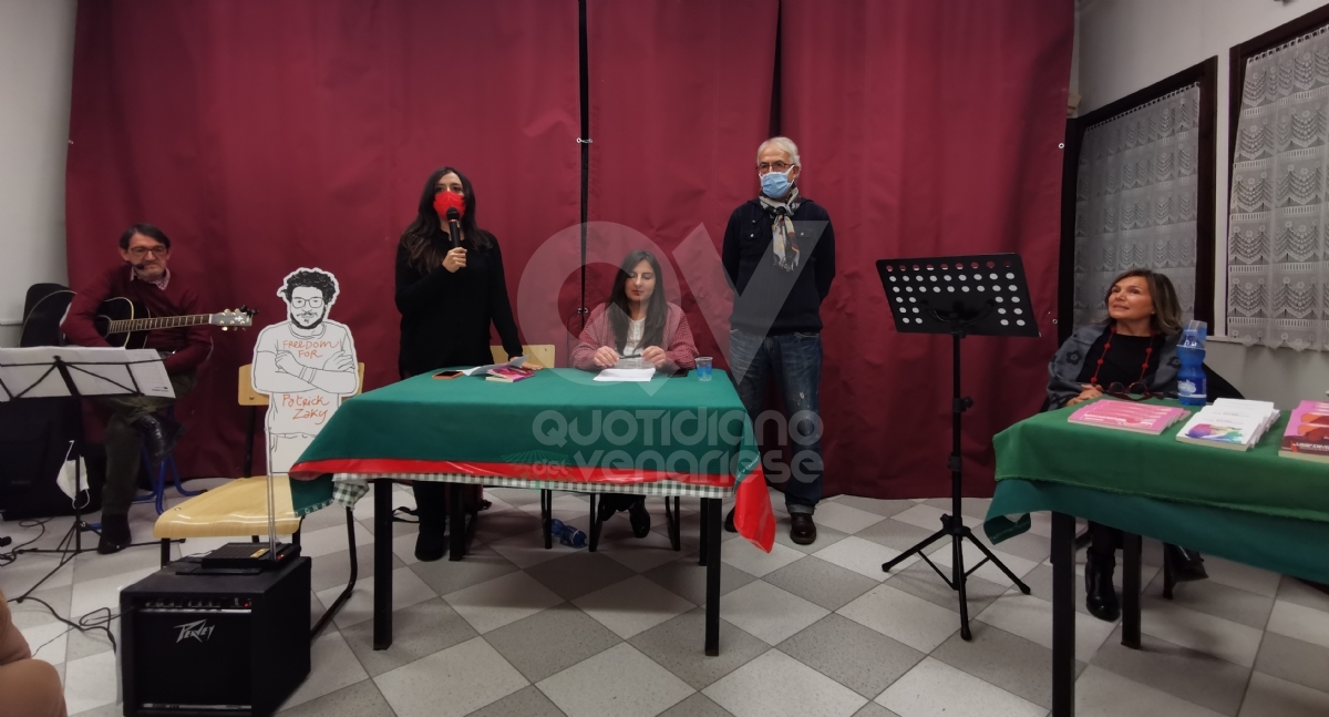 VENARIA - Panchine rosse, flash-mob, municipio «in rosso», dibattiti: le iniziative per dire «no» alla violenza contro le donne - FOTO