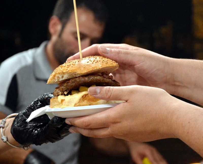 VENARIA - In piazza Pettiti arriva lo «Street Food» dell'Associazione Italiana Cuochi Itineranti