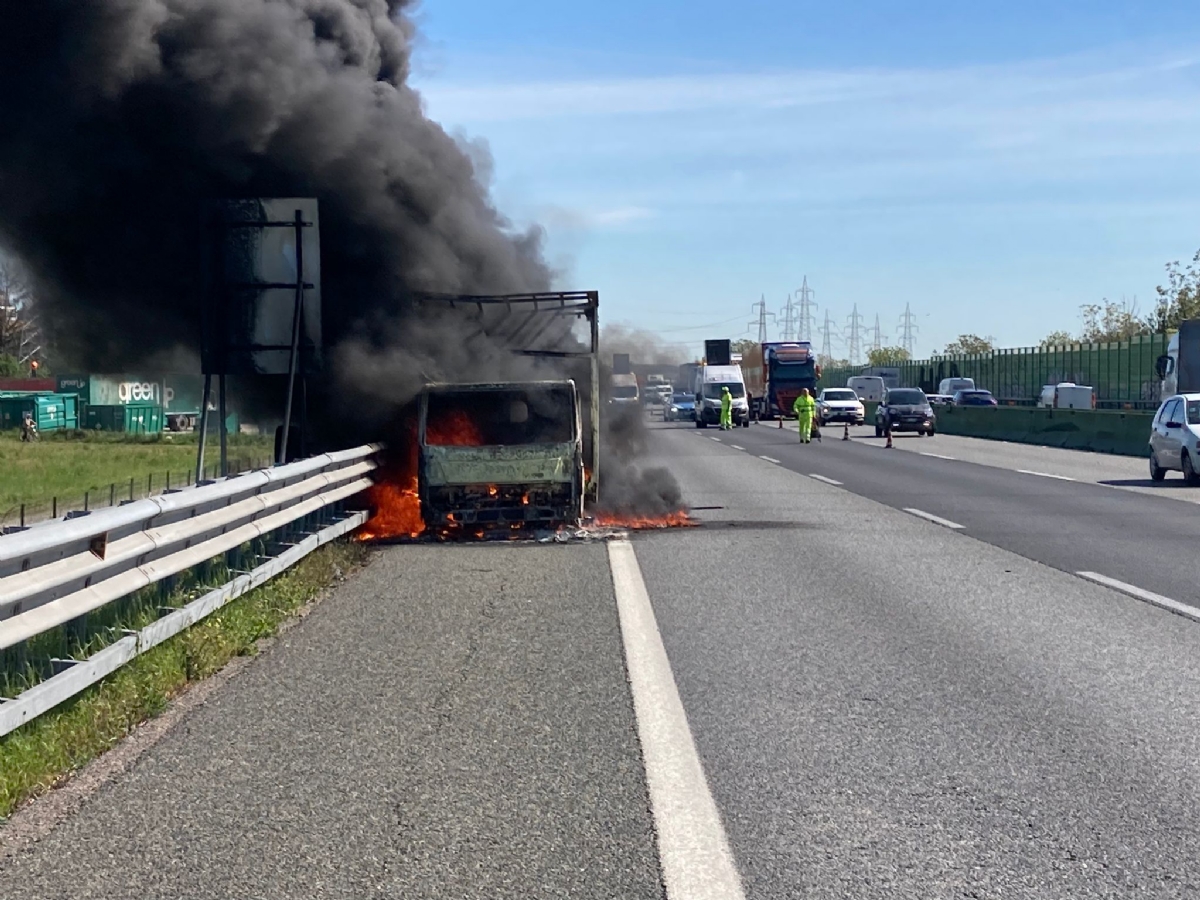 INCIDENTE TRA VENARIA E SAVONERA - Camion a fuoco in tangenziale: fumo visibile a distanza - FOTO