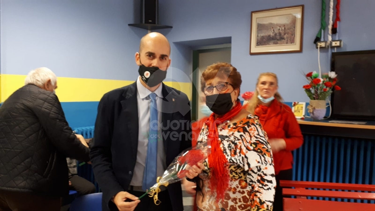 VENARIA - Panchine rosse, flash-mob, municipio «in rosso», dibattiti: le iniziative per dire «no» alla violenza contro le donne - FOTO