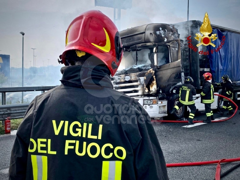COLLEGNO - Tir prende fuoco mentre percorre la tangenziale