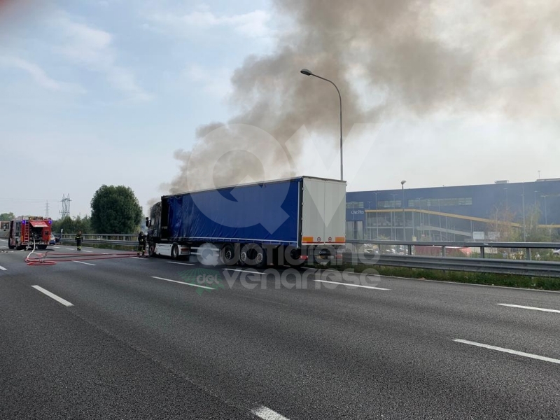 COLLEGNO - Tir prende fuoco mentre percorre la tangenziale