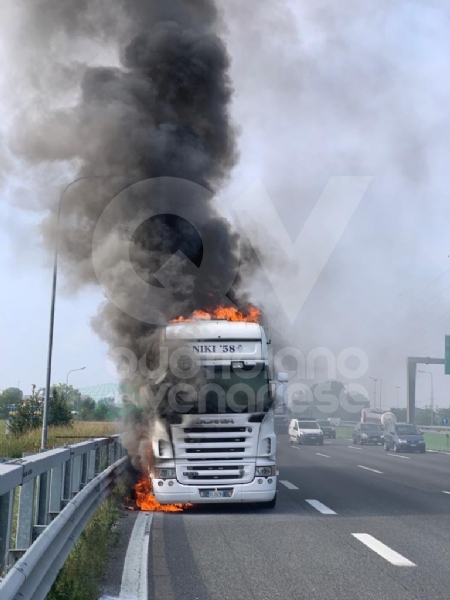 COLLEGNO - Tir prende fuoco mentre percorre la tangenziale