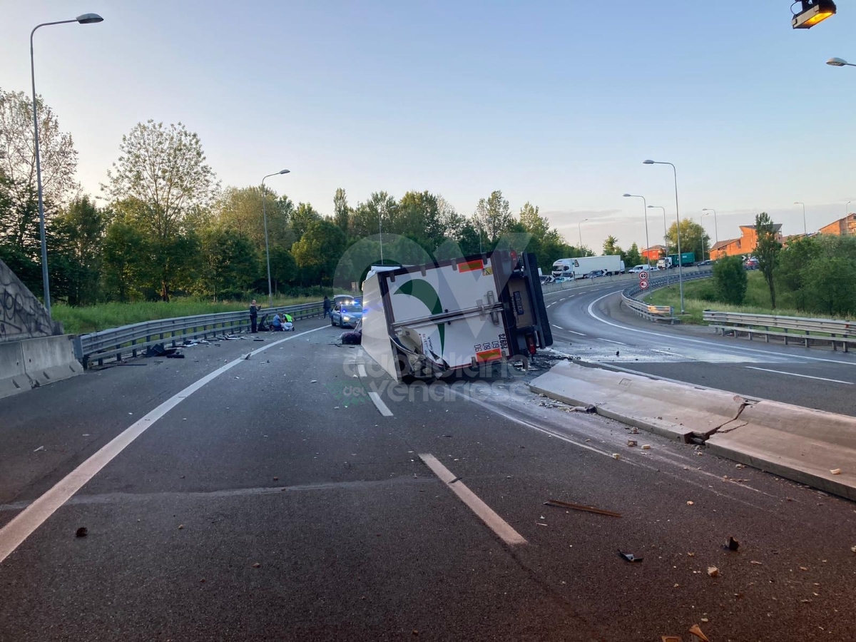 RIVOLI - Tir carico di carne esce fuori di strada al casello: due autotrasportatori feriti, uno grave - FOTO