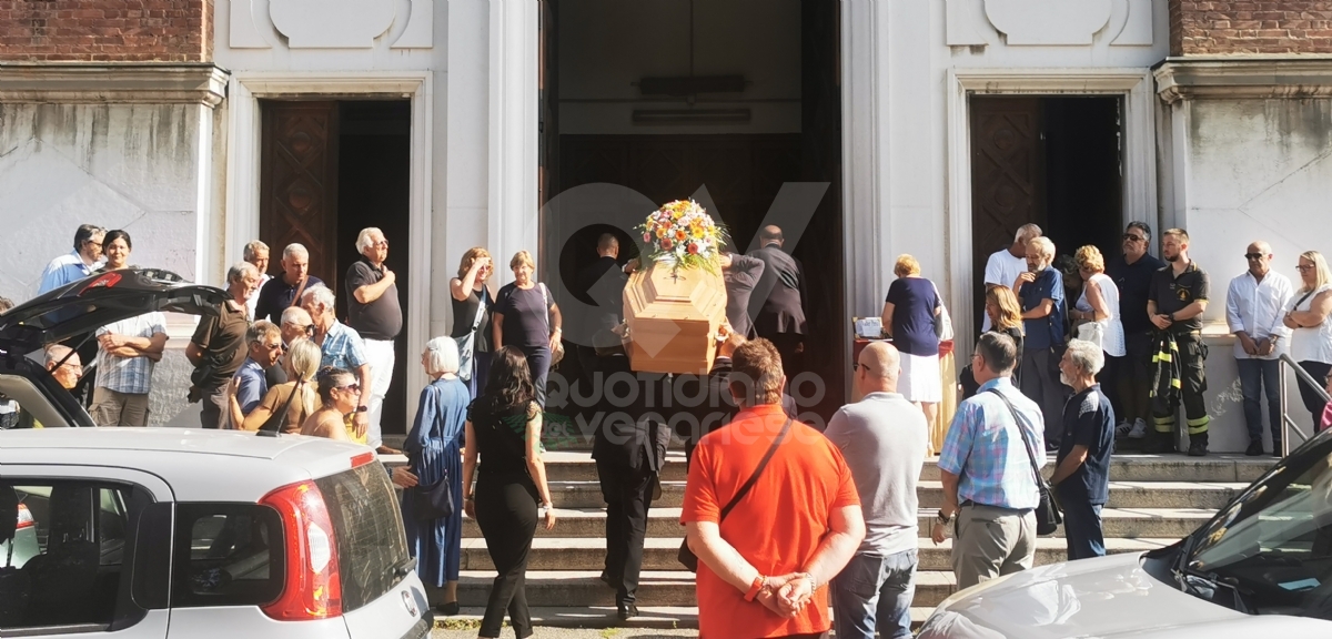 VENARIA - Lacrime e commozione alla San Francesco ai funerali di Valter Perin