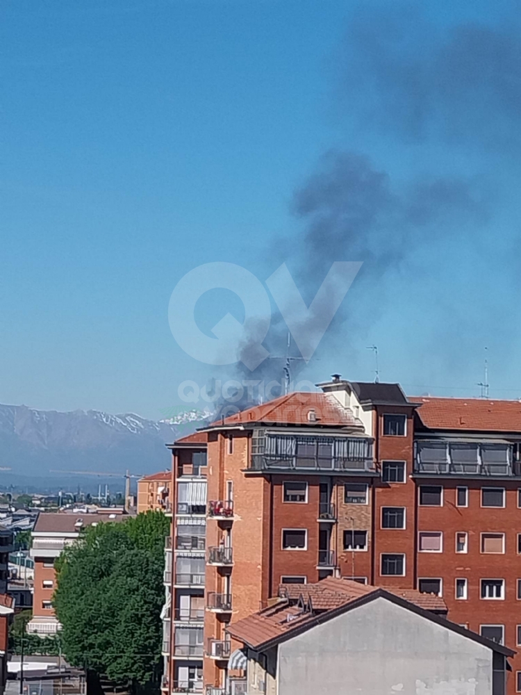 INCIDENTE TRA VENARIA E SAVONERA - Camion a fuoco in tangenziale: fumo visibile a distanza - FOTO