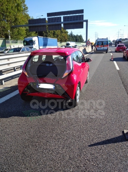 RIVOLI - Tamponamento auto-moto in tangenziale: centauro ferito