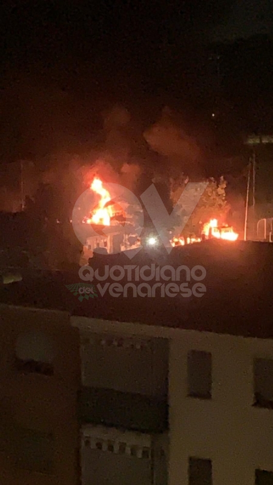 VENARIA - Bruciati due camion all'interno dello Sport Club: terzo incendio in pochi mesi - FOTO