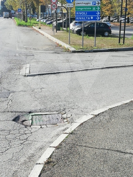 GRUGLIASCO - I motociclisti puntano il dito contro il rialzo non segnalato: «è pericoloso»