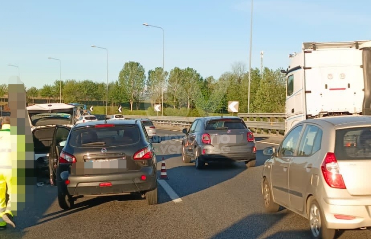 INCIDENTE IN TANGENZIALE A RIVOLI - Tamponamento tra due veicoli: un ferito - FOTO